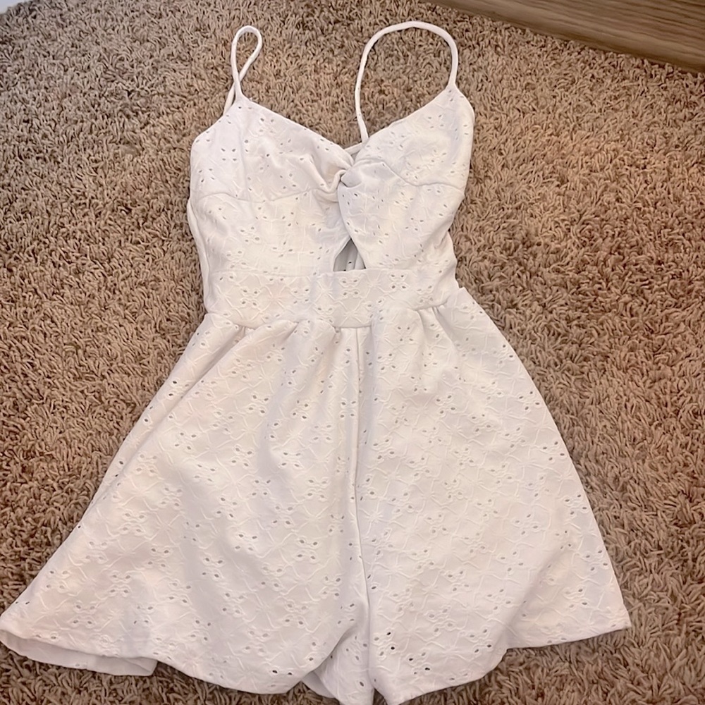 windsor white lace patterned romper. size small